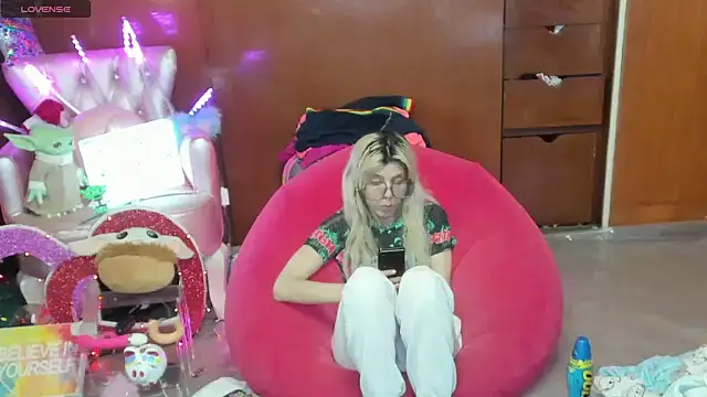 Skinygirl Live Web Cam Show