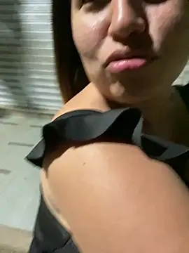 royalgirls_x (Ask my age) - Show tits on the street