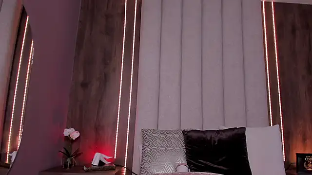 LucySalvatore_ live cam on StripChat