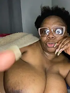 BoobsQueeen webcam
