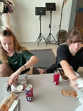 Nura_n_Sarah webcam