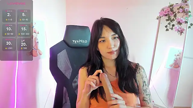 AliceeinWonderlanddd live cam on StripChat