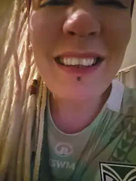 PinkTheHawk webcam