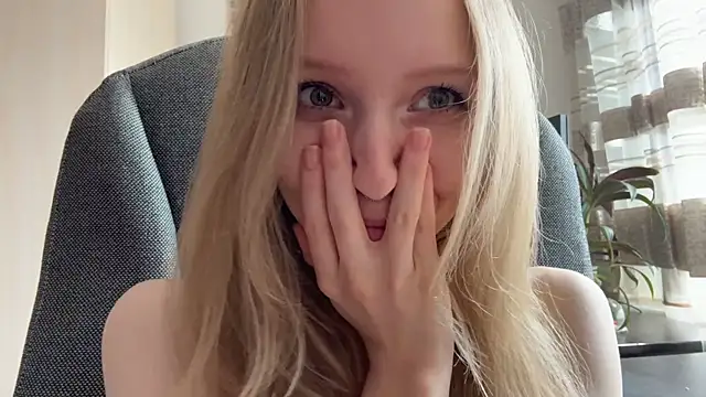 bivalentfalloff (F young) - Sexy Doggy pose + hot cleavage!