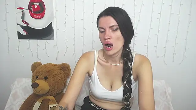 MilaLoona webcam