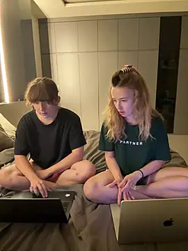 Nura_n_Sarah webcam
