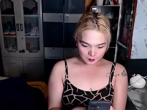 blonditax1111 webcam