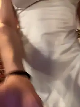 holly_play (F young) - flash ass + twerk next to people