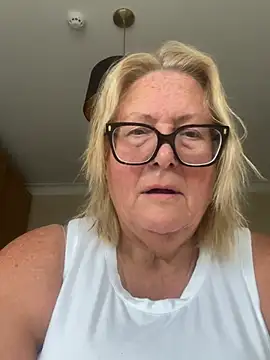 MoistCurveyChanel webcam