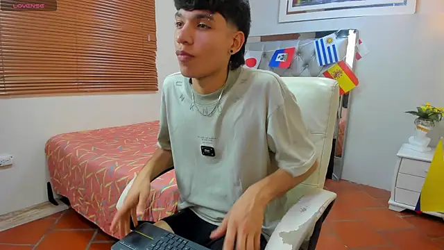 jake_falcon (M twink) - show of oil + chest push-ups