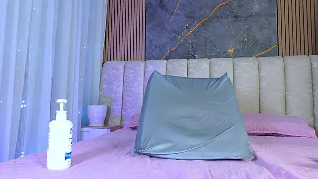 mia_scot webcam