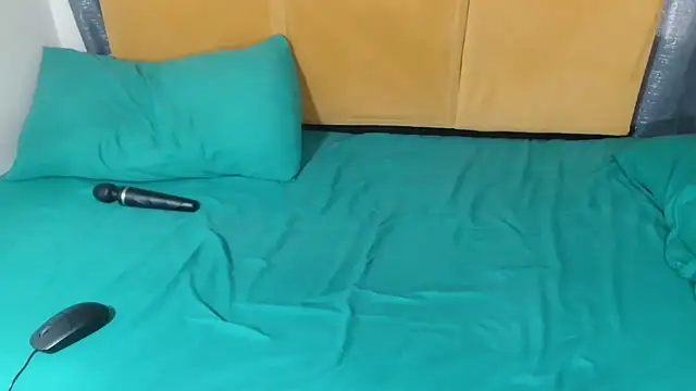 HugeTitisxx webcam