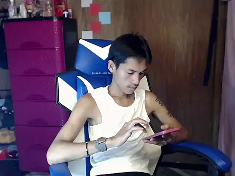 riks_tyler (M twink) - reach my goals to get me naked and cum