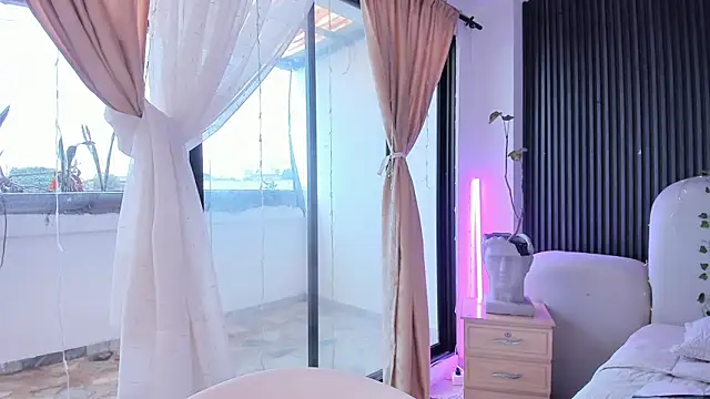CarolineFyre webcam