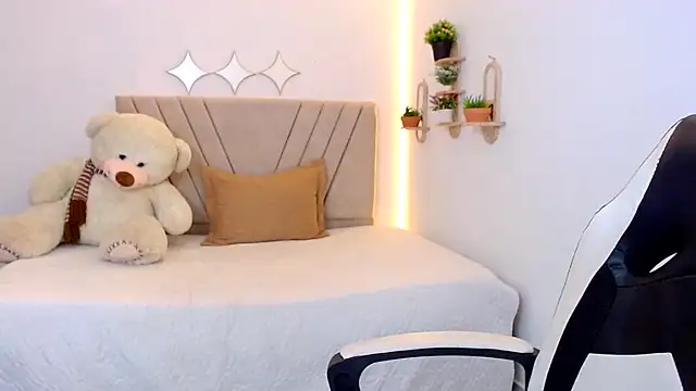 zara_cute live cam on StripChat