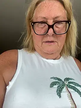 MoistCurveyChanel webcam