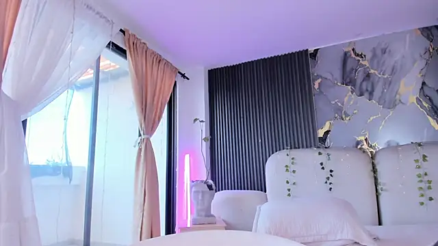 CarolineFyre webcam