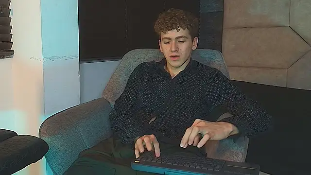 Tyler_Mcrey live cam on StripChat