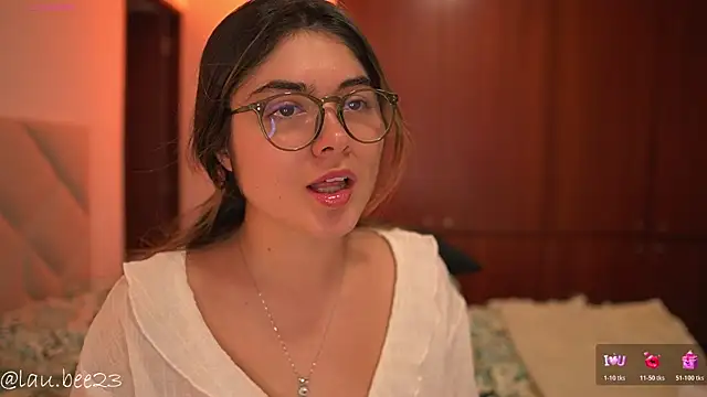 Lau_Bee live cam on StripChat