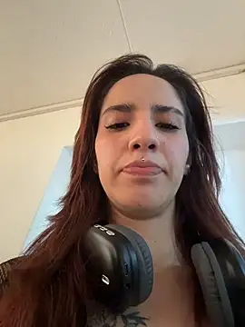 elodie_rouge live cam on StripChat