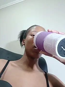 MsParisSmith webcam