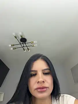 Elara_Luxe webcam