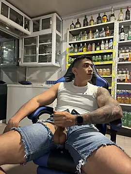 OliverWest04 live cam on StripChat