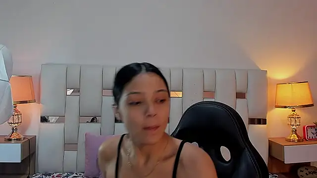 Nauthy_Nahomi live cam on StripChat