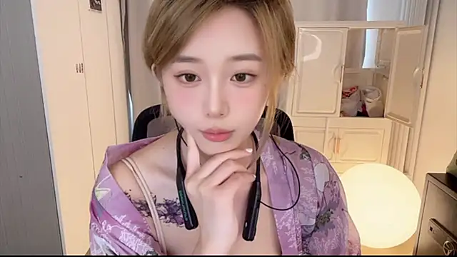 yiyi5588 live cam on StripChat