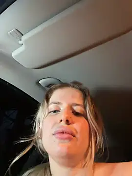 Holly-Glamour live cam on StripChat