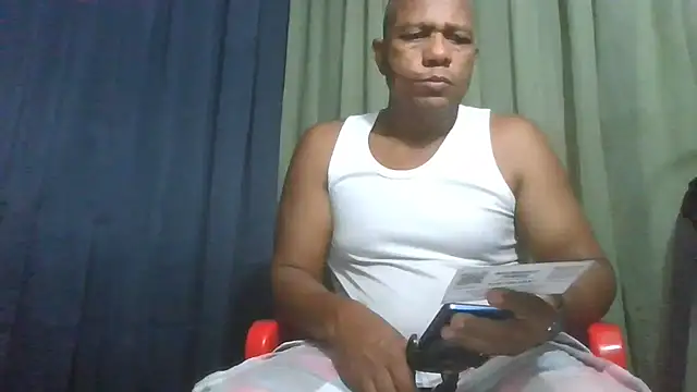 bigblackcock75 live cam on StripChat