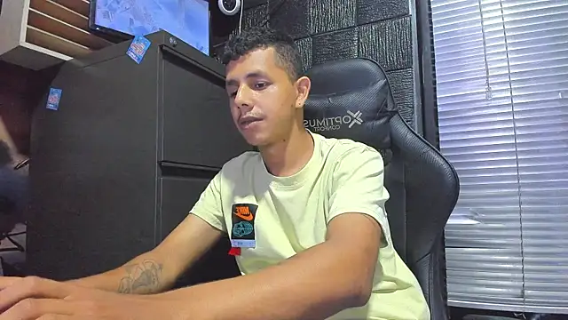 boy_bigcock24cm live cam on StripChat