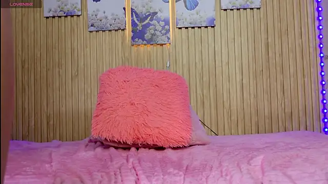 Moonceleste live cam on StripChat