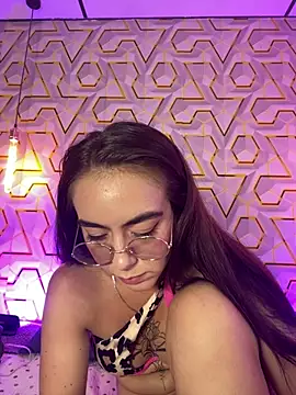 MelanyyJhonson15 live cam on StripChat