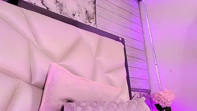kendal_rossi live cam on StripChat
