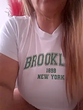 gisela27 live cam on StripChat