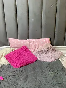 LonelyQueenxx25 live cam on StripChat
