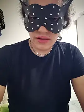 Nergiz2135 live cam on StripChat