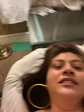 kriztal_pretty live cam on StripChat