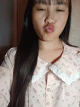 Cherry-squirtt live cam on StripChat