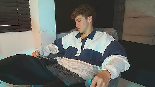 Tyler_Mcrey live cam on StripChat