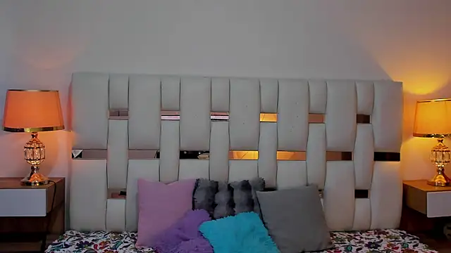 Nauthy_Nahomi live cam on StripChat