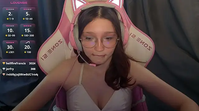 PiinkiAura live cam on StripChat