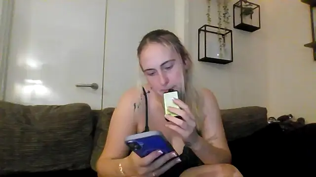BaddieRiRi224 live cam on StripChat
