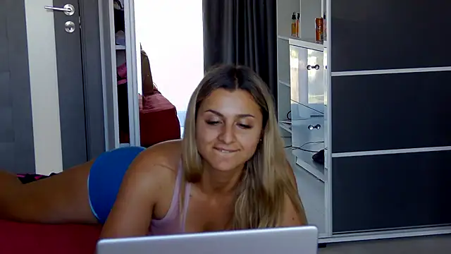NicolePlay webcam