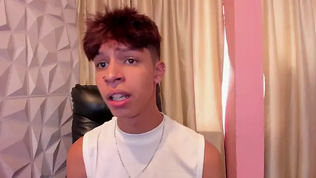 Ethan_qop live cam on StripChat