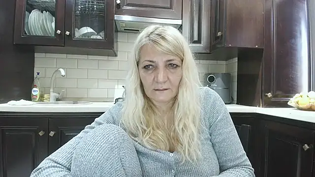 ButterflyBlondie live cam on StripChat