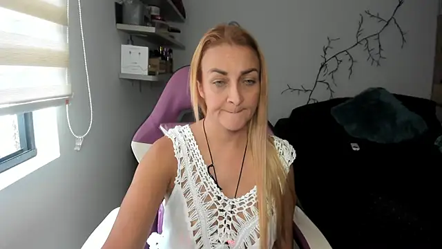 adri_smoke webcam