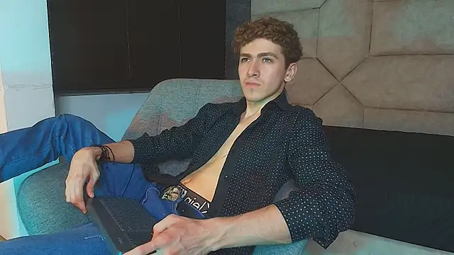 Tyler_Mcrey live cam on StripChat