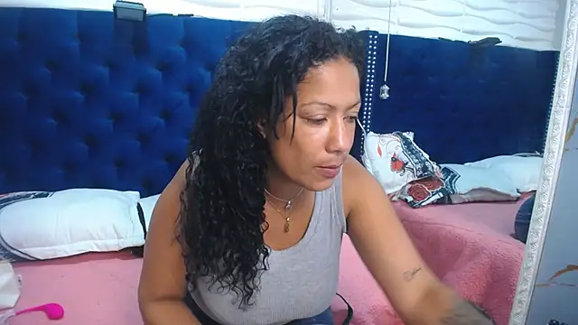 SalmaTits live cam on StripChat